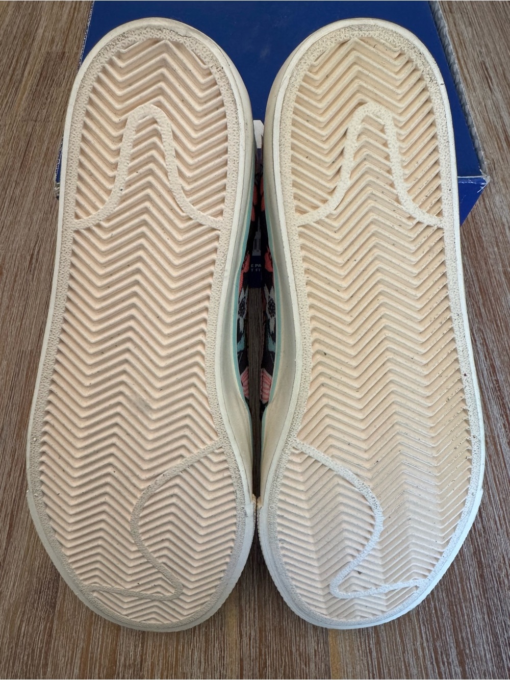 NWOB Nike floral slides, US size 8.5 - Picture 4 of 7